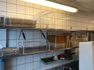 2 stk. rustfri stålhylder med div. Køkkenudstyr