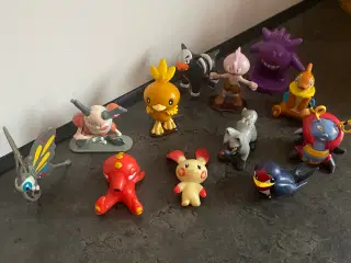 Gamle pokemon figurer sælges. 