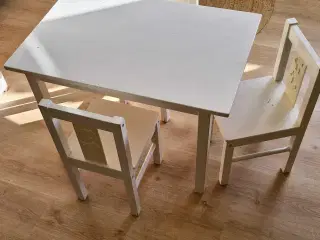 Børnebord med 3 stole