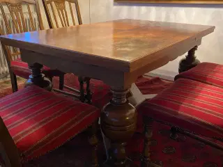 Spisebord i eg med 6 stole