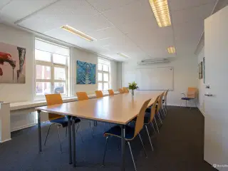 Lyst kontor i stueetage