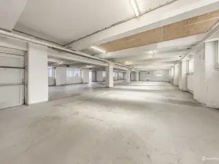 Unik mulighed for stort lager med dobbeltgarager centralt på Nørrebro