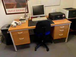 Skrivebord med skuffer