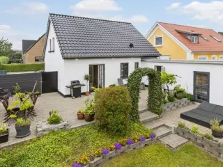 🏡Hyggeligt byhus på rolig vej i 9230 Svenstrup. 