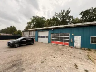 Produktion/lagerlokale til leje med køkken og parkeringspladser.