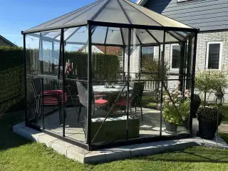 Udestue I sort metal og glas