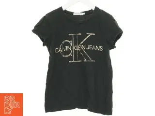 T-Shirt fra Calvin Klein (str. 152 cm)