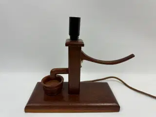 Retro bordlampe i teak designet som brønd