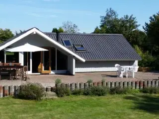 Hyggeligt sommerhus p� Nordlangeland udlejes - p� stor b�rnevenlig grund i Stoense Udflytter