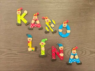 Sødt navneskilt (Karolina) i træ med klovne