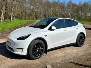 Tesla Model Y longe range AWD