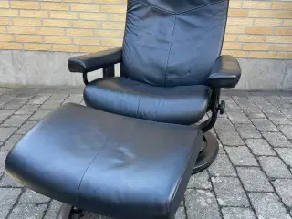 Lænestol og fodskammel fra  Stressless 