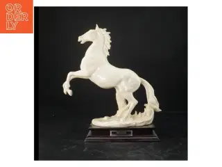 Stående hesteskulptur (str. 36 cm)