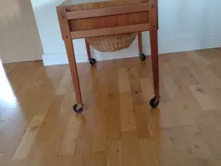 Sybord i teaktræ