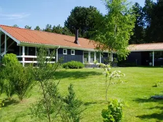 Lyst og venligt sommerhus i smukke omgivelser ved Helgen�s p� Syddjursland