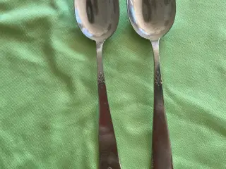2 dessertskeer i sølvplet