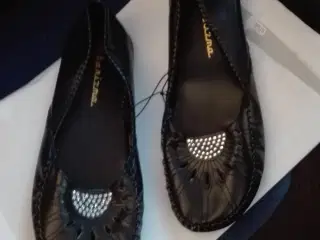 Små Karizma sorte sko