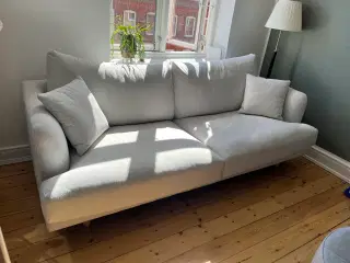 Fin lys sofa med træben (2-3 personers)