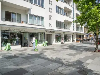 MOMSFRIT - Attraktivt butikslejemål lige ud til Åen
