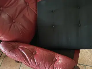 Sofa stol i mørkt træ og flot rødt læder. 