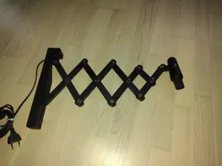 Flot sortmalet sakselampe