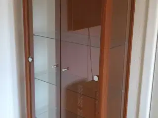 Vitrineskab i kirsebærtræ med lys