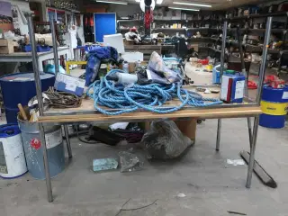 2 stk. borde med indhold