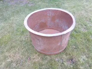 To smukke gamle kobberbaljer