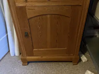 Fin servante med marmor plade