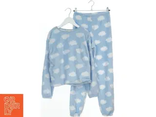 Blød pyjamas med sky-mønster fra H&M (str. 140)