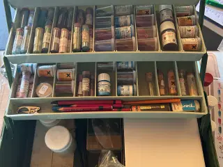 Porcelænsmaling samling kasse med farver osv.