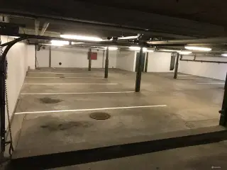 Parkingsplads i aflåst P-kælder med fjernbetjening og mulighed for ladning af elbil