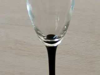 Glas med sort fod