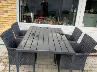 Bord og fire stole 