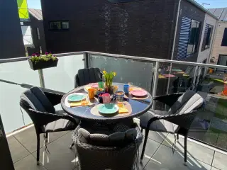 Elegant Sort Havemøbelsæt (bord, 4 stole + hynder)