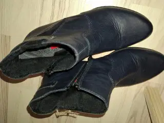 Meget velholdte og lidt brugte Rieker støvler.