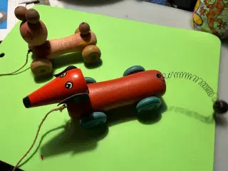 To legetøjs-træhunde. Giv bud.