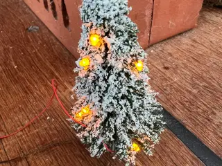 Sne dækket juletræ med lys