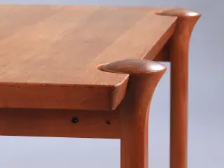 Et smukt sofabord af teaktræ