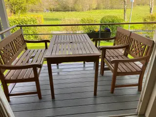 Havemøbler, bord, bænk og to stole