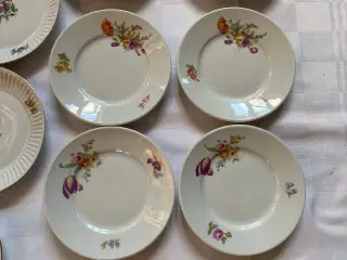 diverse tallerkner med blomster