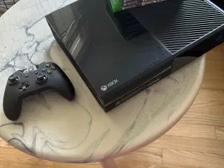 Xbox One konsol med kontroller og 7 spil