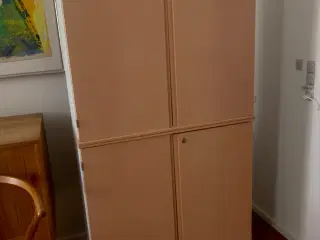 Reolskabe i lys bøg