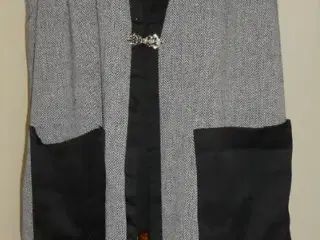 Lang vest med spænde