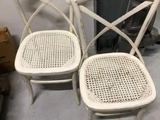 2 hvide antiklook stole 