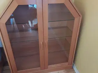 Retro vitrineskab i bøg med glaslåger