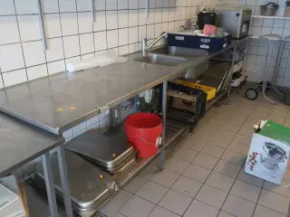 Rustfrit bord med vandhane