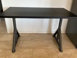 Ikea skrivebord - højdejusterbart