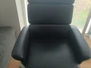 Læderstol med skammel