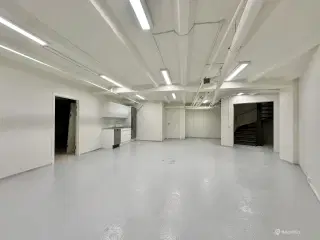 37 m2 butik og 68 m2 kælder til leje i Odense C